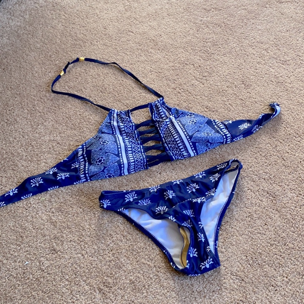 NWOT: ladies bikini size: medium